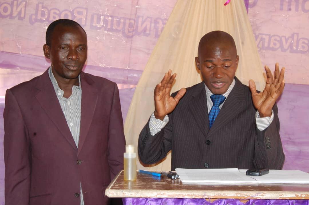 Abimbola leading worship in prayer